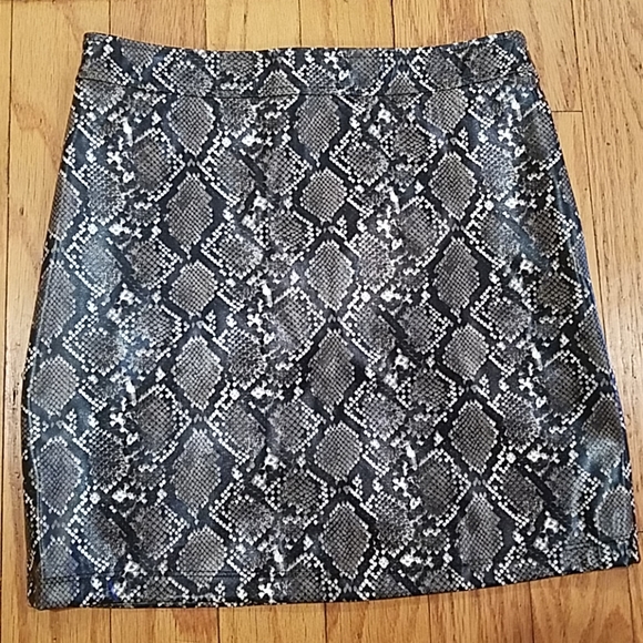 Snakeskin printed skirt - Picture 4 of 7